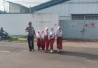 Pelayanan Masyarakat, Anggota Polsek Cikoneng Turun ke Jalan Bantu Orang Menyebrang dan Gatur