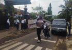 Pelayanan Masyarakat, Polsek Sukadana Polres Ciamis Bantu Anak Menyebrang di Area Sekolah