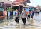 Tim SAR Sat  Brimob Polda  Jabar Sigap Tangani Banjir Rob di Indramayu