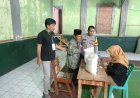 Polsek Cipaku Polres Ciamis Awasi Distribusi Bantuan Pangan ke Warga Jalatrang