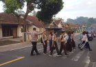 Pelayanan Masyarakat, Polsek Cihaurbeuti Polres Ciamis Bantu Anak Menyebrang di Area Sekolah
