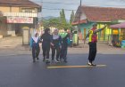 Pelayanan Masyarakat, Polsek Cipaku Polres Ciamis Siaga di Jalan Padat Saat Jam Sekolah