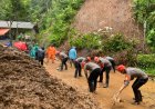 Sigap dan Humanis, Tim SAR Brimob Jabar Bersihkan Material Longsor di Simpenan Sukabumi