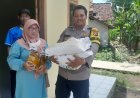 Polsek Lakbok Polres Ciamis Awasi Distribusi Bantuan Pangan ke Warga Cintaratu