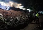 Polsek Cikoneng Polres Ciamis Datangi TKP Tanah Longsor Menutupi Jalan Kabupaten di Darmacaang