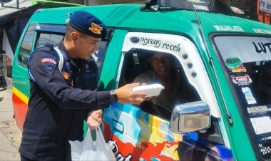 Sat Brimob Polda  Jabar Bagikan Makanan Siap Santap Untuk Ojeg, Pedagang Kaki Lima dan masyarakat Pada Jum'at Berkah