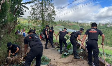 Sat Brimob Polda  Jabar Bersatu Bersama Warga,  Kerja Bakti Bersihkan Jalan Desa Sarimukti
