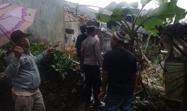 Polri Siaga Bencana, Polsek Ciamis Polres Ciamis Bantu Evakuasi Pohon Tumbang Hantam Dua Rumah