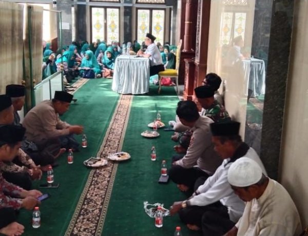 Polsek Kawali Polres Ciamis Hadiri Pengajian Rutin Bulanan di Masjid At Taqwa Kawali