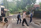 Pelayanan Masyarakat, Polsek Sukadana Polres Ciamis Bantu Anak Menyebrang di Area Sekolah
