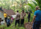 Polri Siaga Bencana, Polsek Pamarican Polres Ciamis Datangi TKP Bencana Pohon Tumbang di Neglasari