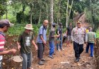 Polri Bersinergi dengan Masyarakat, Kapolsek Cikoneng Pimpin Bhakti Sosial Pembangunan Jalan Antar Desa