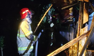 Lupa Matikan Api Tungku, Rumah Warga di Gunung Damar Hangus Terbakar Kobaran Api