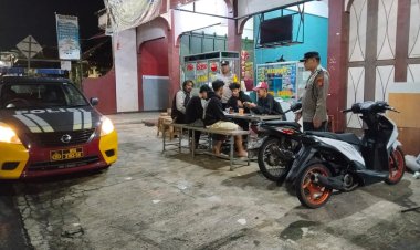 Berikan Rasa Aman, Personel Polsek Kawali Polres Ciamis Patroli Dialogis di Malam Hari