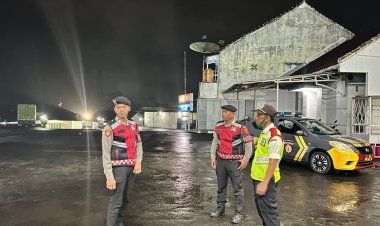 Humanis, Pasukan Patroli Roda 4 Polres Ciamis Datangi SPBU Nagrak Antisipasi Gangguan Kamtibmas